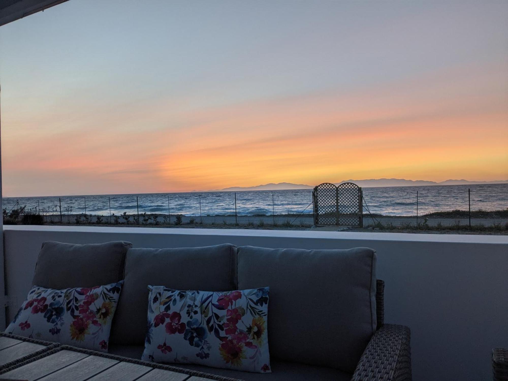 Lambou Beach Sunset Soroni Exteriör bild